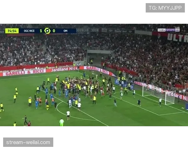 马赛在法甲联赛中稳步推进,球队整体配合与跑动渐入佳境 马赛在法甲联赛中稳步推进,球队整体配合与跑动渐入佳境